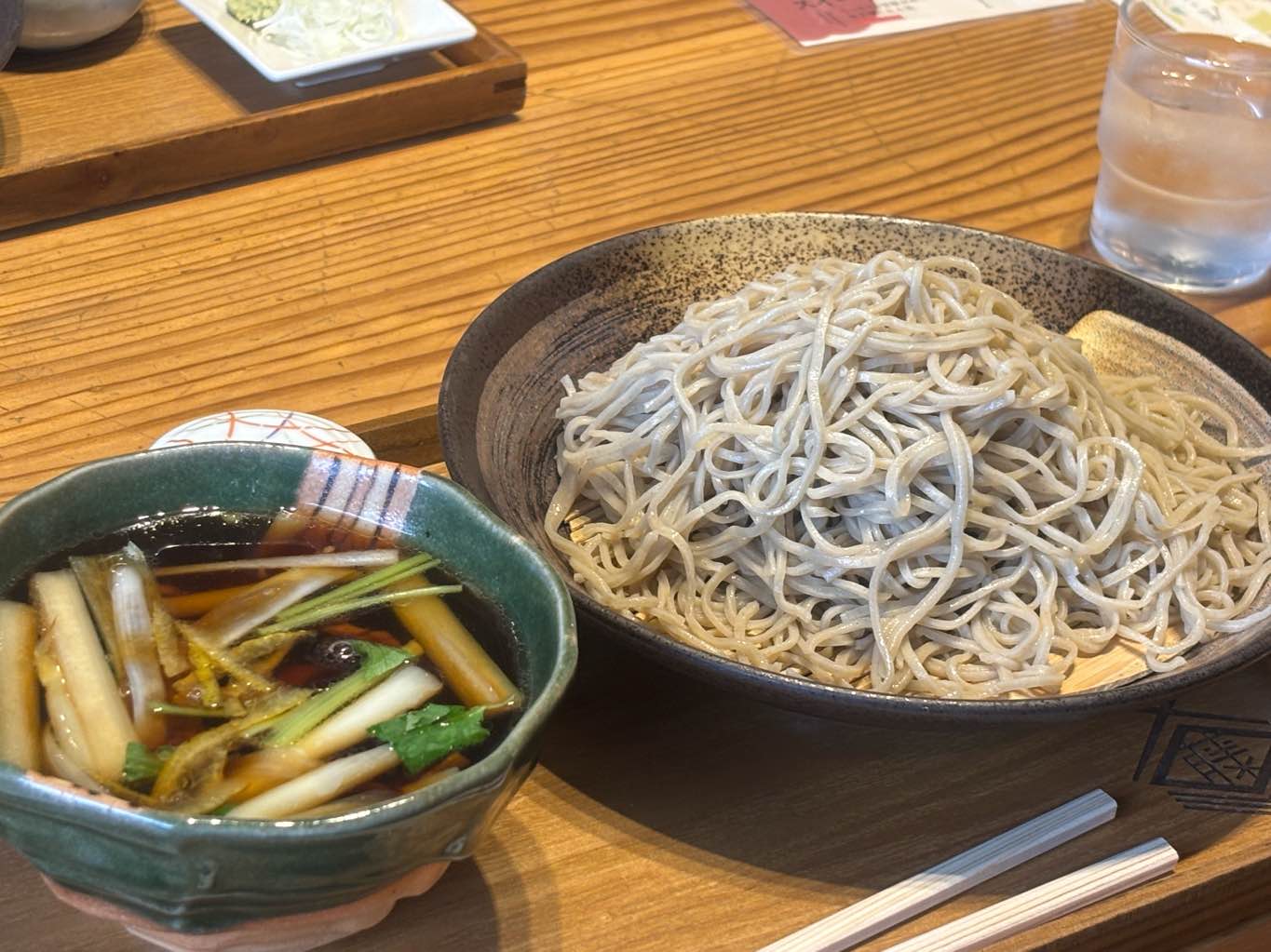 信州城下そばと天ぷら やまとう - 昼飯を食べ損ねていたので松本城の駐車場に隣接する蕎麦屋で鴨せいろを
特に探してはいったわけではないのに大当たりでした。 - photo 1