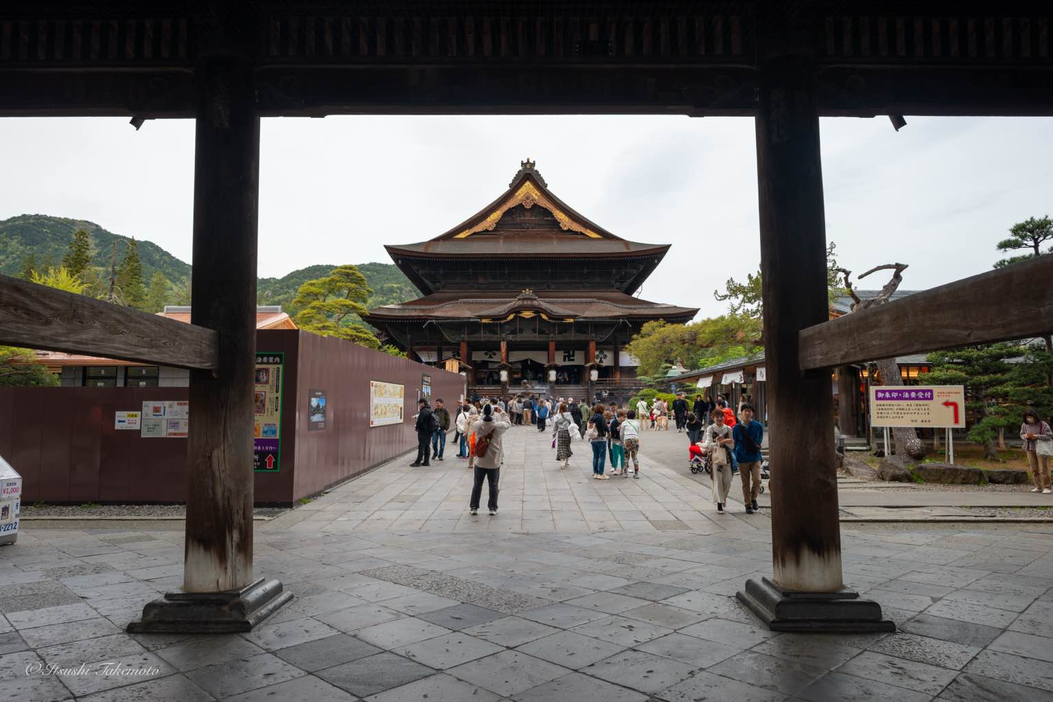 善光寺 - 山道を超えてどうせだからと善光寺参り
車だからと同行者が山盛りのお土産を買っているのは見ないふりをしよう。 - photo 1