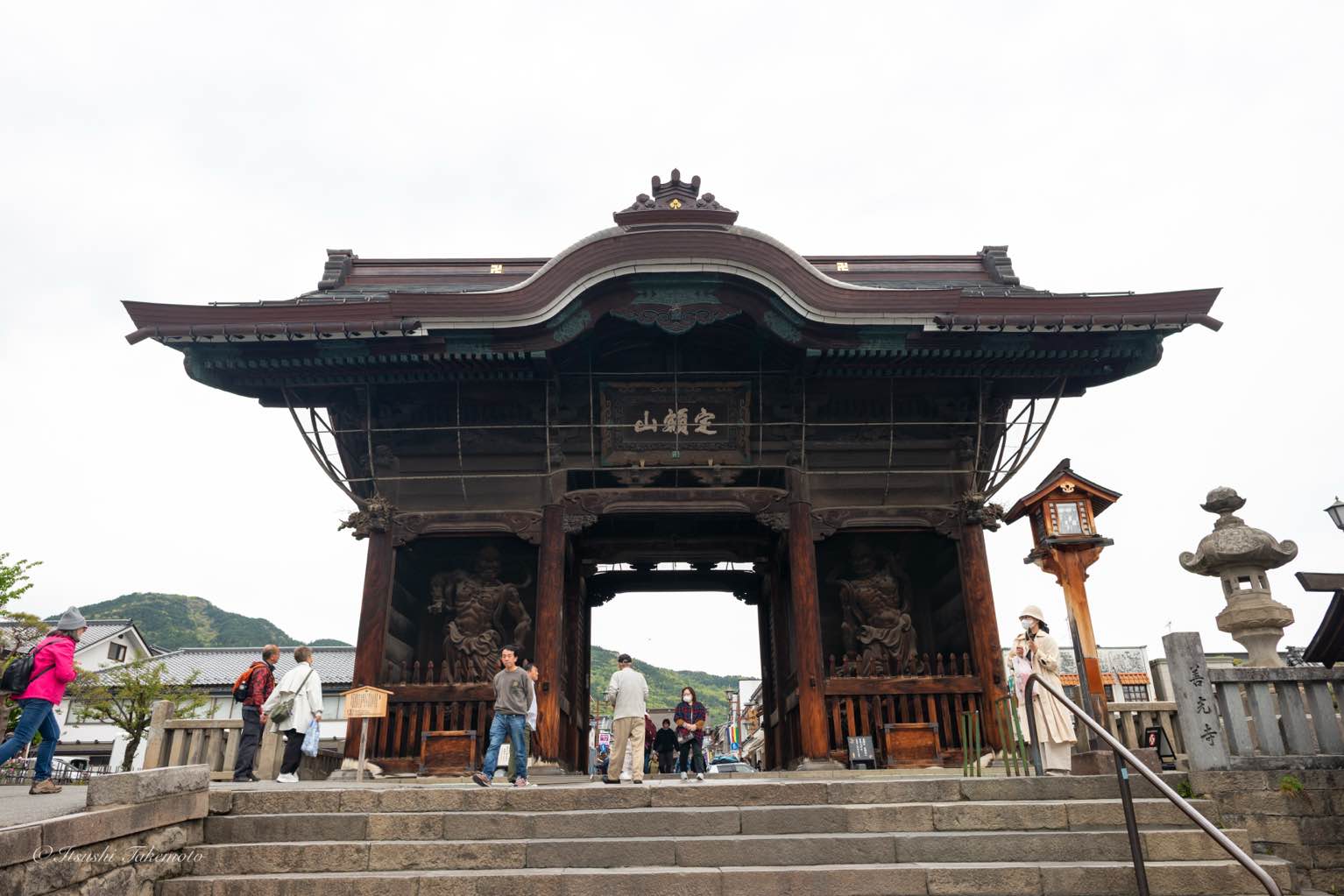 善光寺 - 山道を超えてどうせだからと善光寺参り
車だからと同行者が山盛りのお土産を買っているのは見ないふりをしよう。 - photo 2