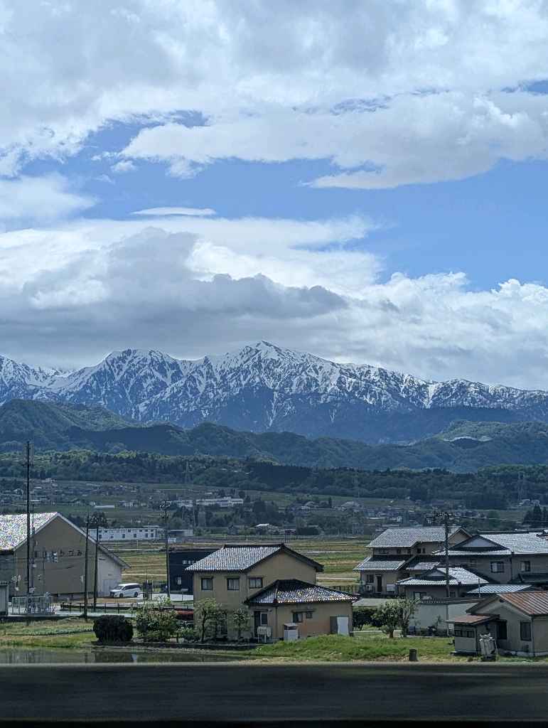 富山駅 - 長野から富山駅に着くまでに、立山連峰の雪景色がみられる💛

富山駅では改札を出る前に硝子で出来た美味しそうなお寿司ととなみチューリップフェア期間中はチューリップが飾られたAmazing … - photo 1
