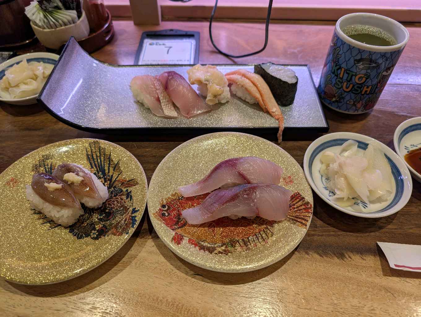 きときと寿司 - お昼過ぎていたけど、30分くらい並んだ
ウェイティングリストに人数と希望席（カウンター、テーブル、どちらでもよい）を選んで登録するとレシートが出てくるタイプなので、並んでなくてもいい… - photo 2