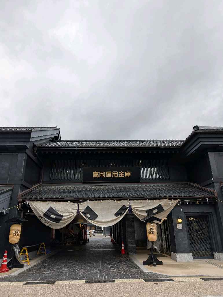 高岡市　山町筋重要伝統的建築物郡保護区 - 高岡駅ではドラえもんポストが設置されてて、投函すると特別な消印が押されるみたい！時間があったら試したかったなー
藤子・F・不二雄さんの出身地で、いたるところ… - photo 2