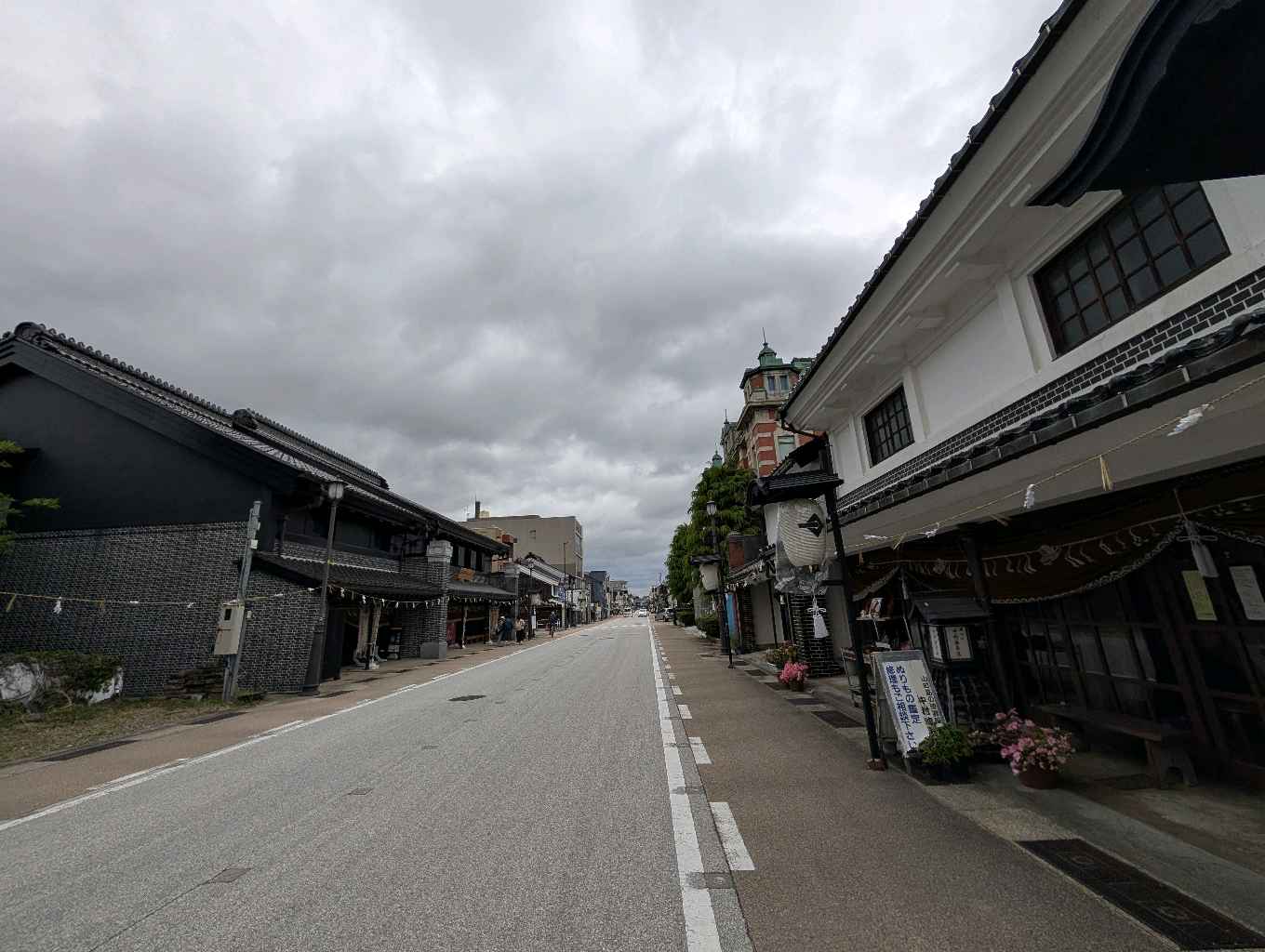 高岡市　山町筋重要伝統的建築物郡保護区 - 高岡駅ではドラえもんポストが設置されてて、投函すると特別な消印が押されるみたい！時間があったら試したかったなー
藤子・F・不二雄さんの出身地で、いたるところ… - photo 3