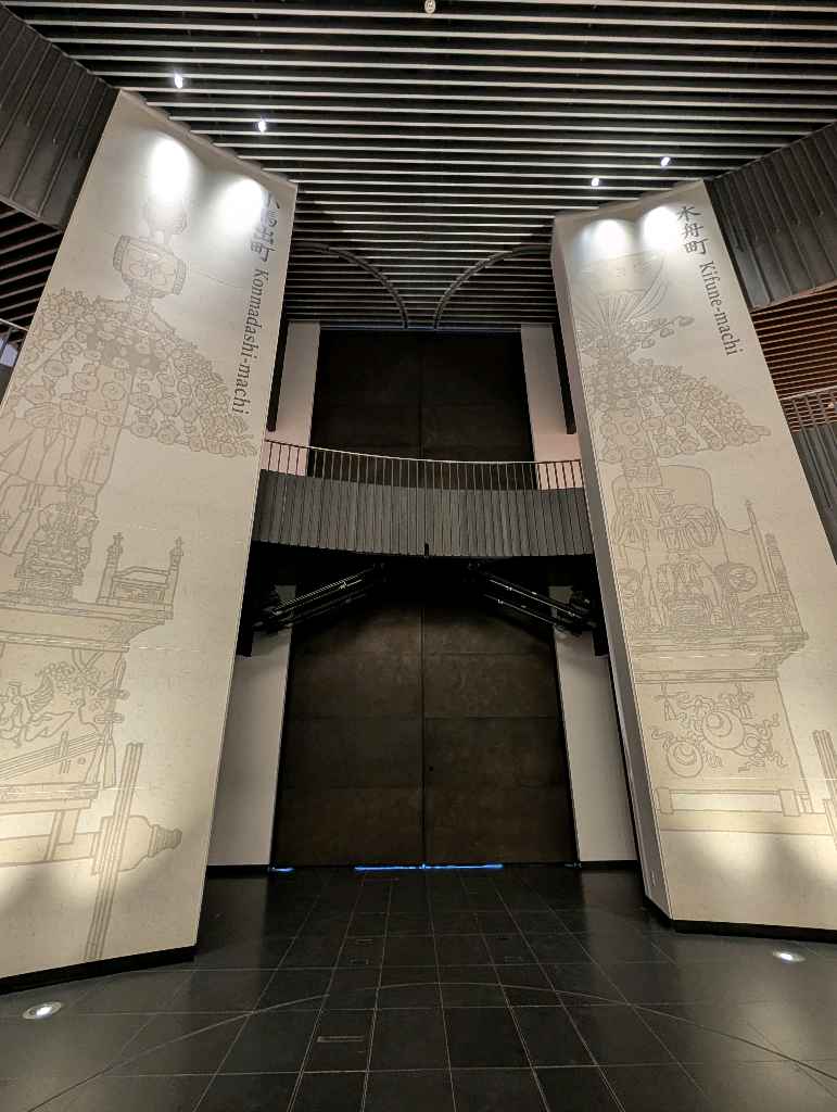高岡市　山町筋重要伝統的建築物郡保護区 - 高岡駅ではドラえもんポストが設置されてて、投函すると特別な消印が押されるみたい！時間があったら試したかったなー
藤子・F・不二雄さんの出身地で、いたるところ… - photo 6