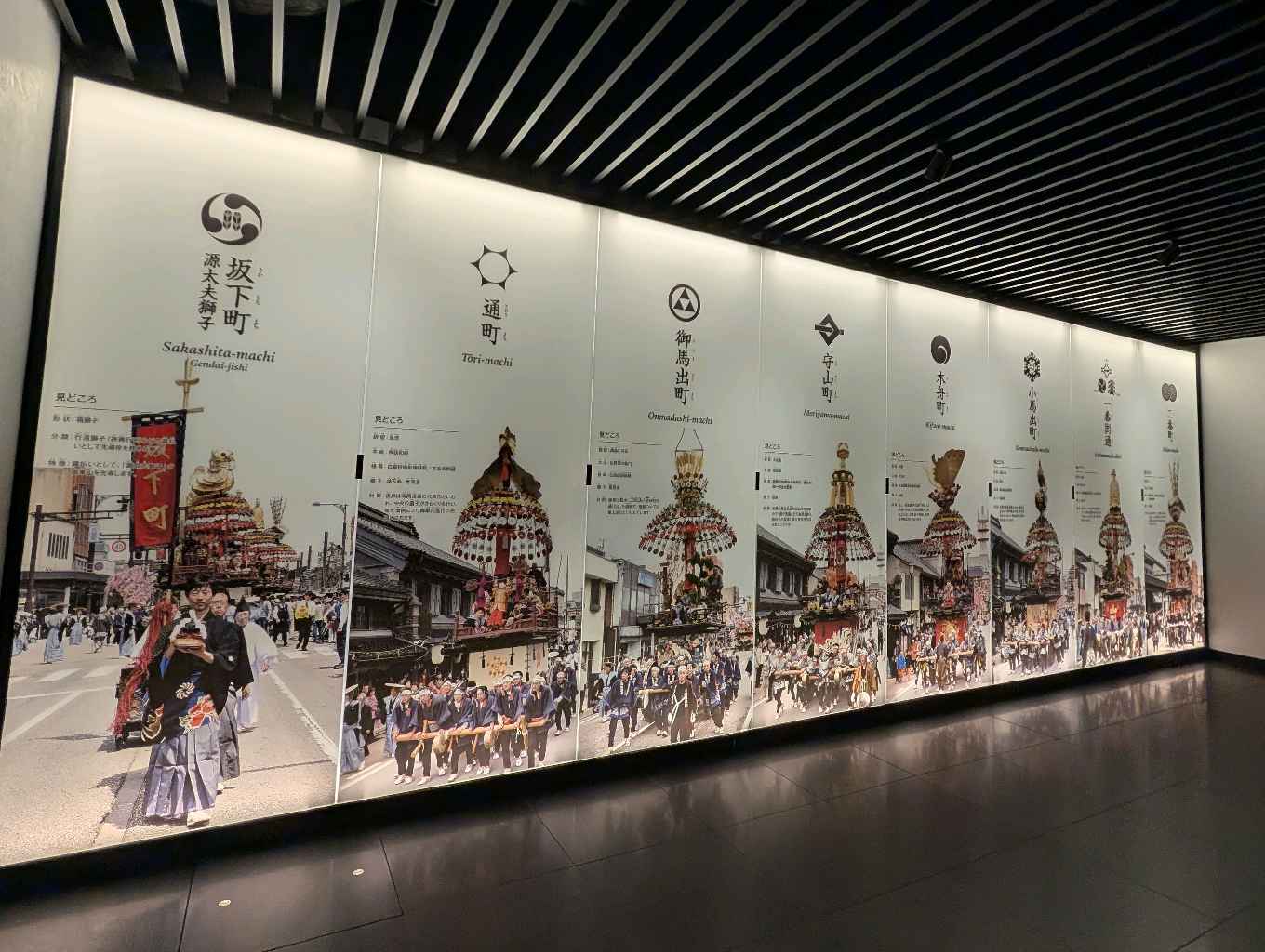 高岡市　山町筋重要伝統的建築物郡保護区 - 高岡駅ではドラえもんポストが設置されてて、投函すると特別な消印が押されるみたい！時間があったら試したかったなー
藤子・F・不二雄さんの出身地で、いたるところ… - photo 7