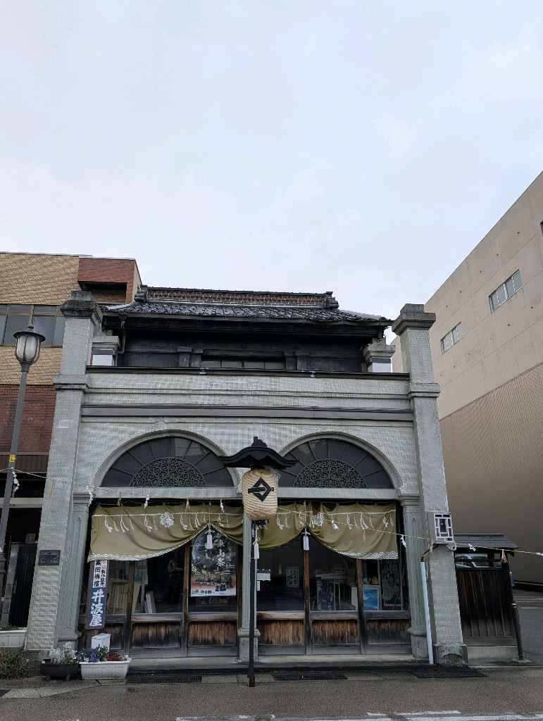 高岡市　山町筋重要伝統的建築物郡保護区 - 高岡駅ではドラえもんポストが設置されてて、投函すると特別な消印が押されるみたい！時間があったら試したかったなー
藤子・F・不二雄さんの出身地で、いたるところ… - photo 10