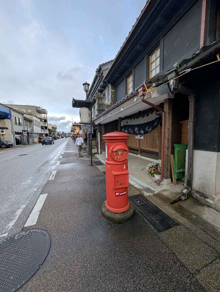 高岡市　山町筋重要伝統的建築物郡保護区 - 高岡駅ではドラえもんポストが設置されてて、投函すると特別な消印が押されるみたい！時間があったら試したかったなー
藤子・F・不二雄さんの出身地で、いたるところ… - photo 11