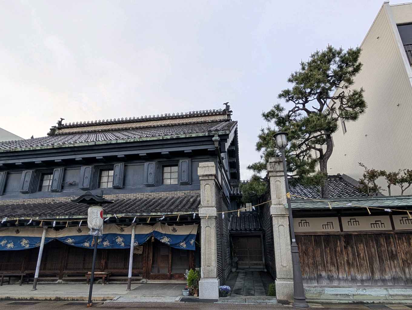 高岡市　山町筋重要伝統的建築物郡保護区 - 高岡駅ではドラえもんポストが設置されてて、投函すると特別な消印が押されるみたい！時間があったら試したかったなー
藤子・F・不二雄さんの出身地で、いたるところ… - photo 12