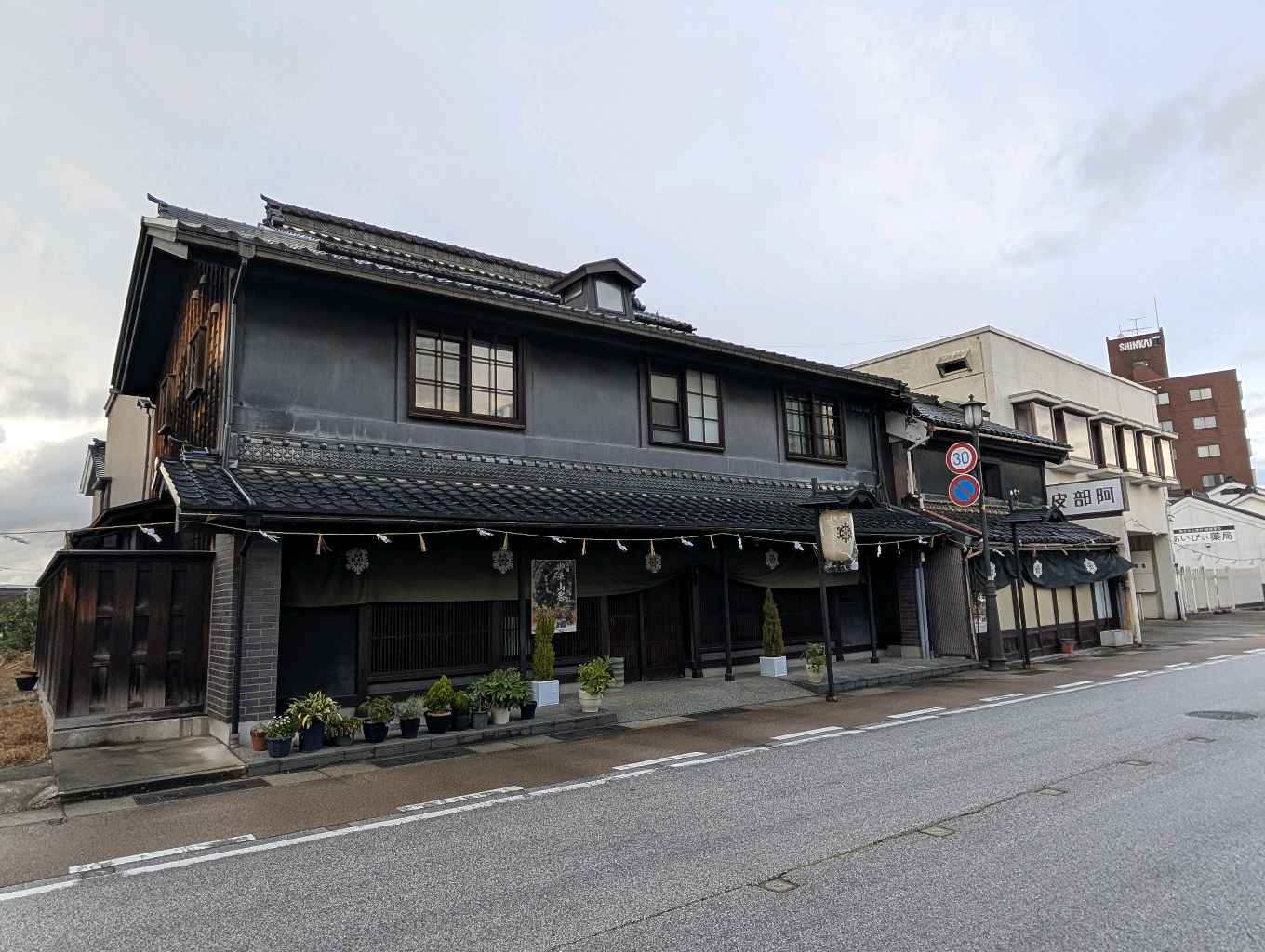 高岡市　山町筋重要伝統的建築物郡保護区 - 高岡駅ではドラえもんポストが設置されてて、投函すると特別な消印が押されるみたい！時間があったら試したかったなー
藤子・F・不二雄さんの出身地で、いたるところ… - photo 14