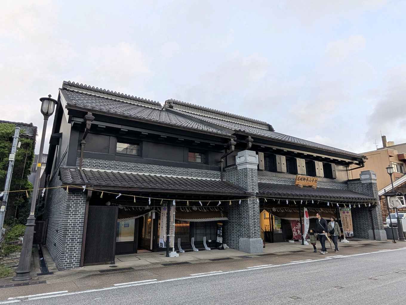 高岡市　山町筋重要伝統的建築物郡保護区 - 高岡駅ではドラえもんポストが設置されてて、投函すると特別な消印が押されるみたい！時間があったら試したかったなー
藤子・F・不二雄さんの出身地で、いたるところ… - photo 16