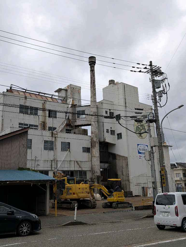 高岡市　山町筋重要伝統的建築物郡保護区 - 高岡駅ではドラえもんポストが設置されてて、投函すると特別な消印が押されるみたい！時間があったら試したかったなー
藤子・F・不二雄さんの出身地で、いたるところ… - photo 17