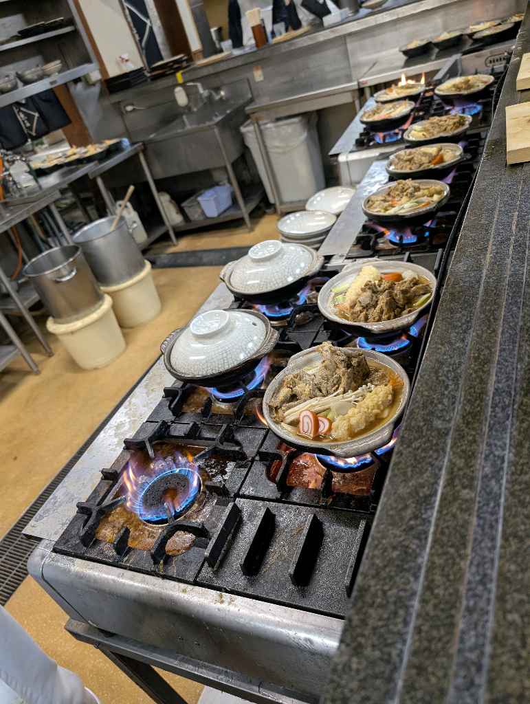 もつ煮込みうどん　糸庄 - せっかくグルメでも紹介された富山県民のソールフード✨
行列必至です。外で並んで、入り口でオーダー＆支払い（現金のみ）そこから中の待合室で待って順次席に案内。

初めてだから… - photo 4