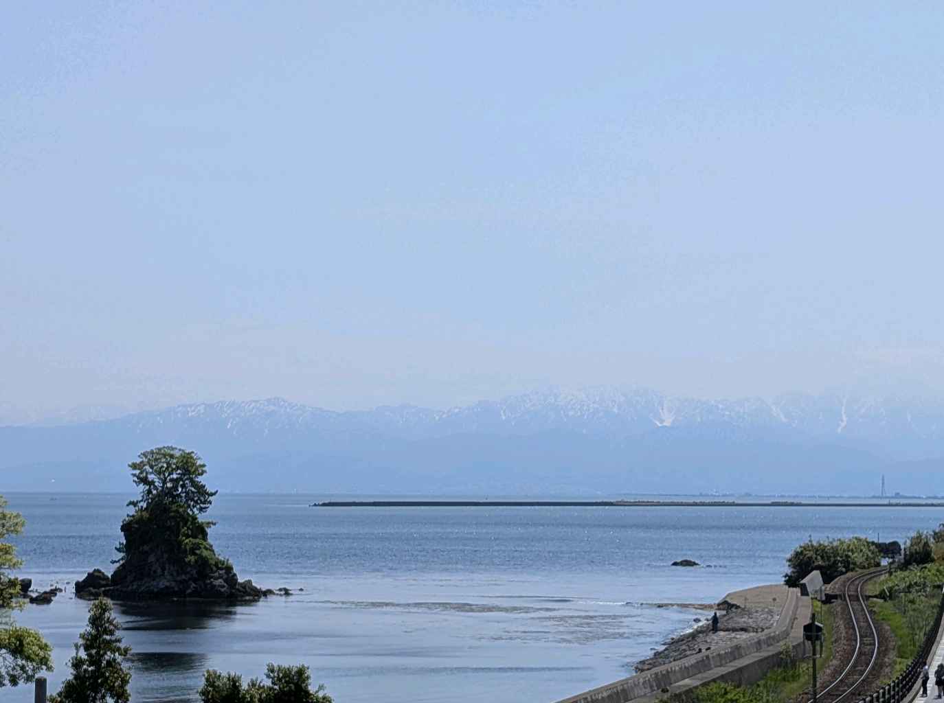 雨晴海岸 - 富山湾越しに見える立山連峰！
この日は立山連峰は少し霞んでいたけど、それでもとっても素敵な眺めだった✨

めちゃくちゃ寒そうだけど、空気の澄んだ冬にまたリベンジしたい！

周囲にあまり駐… - photo 2