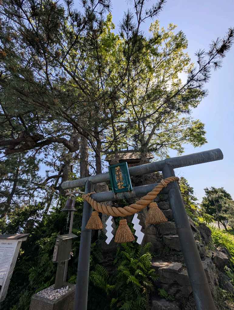 雨晴海岸 - 富山湾越しに見える立山連峰！
この日は立山連峰は少し霞んでいたけど、それでもとっても素敵な眺めだった✨

めちゃくちゃ寒そうだけど、空気の澄んだ冬にまたリベンジしたい！

周囲にあまり駐… - photo 7