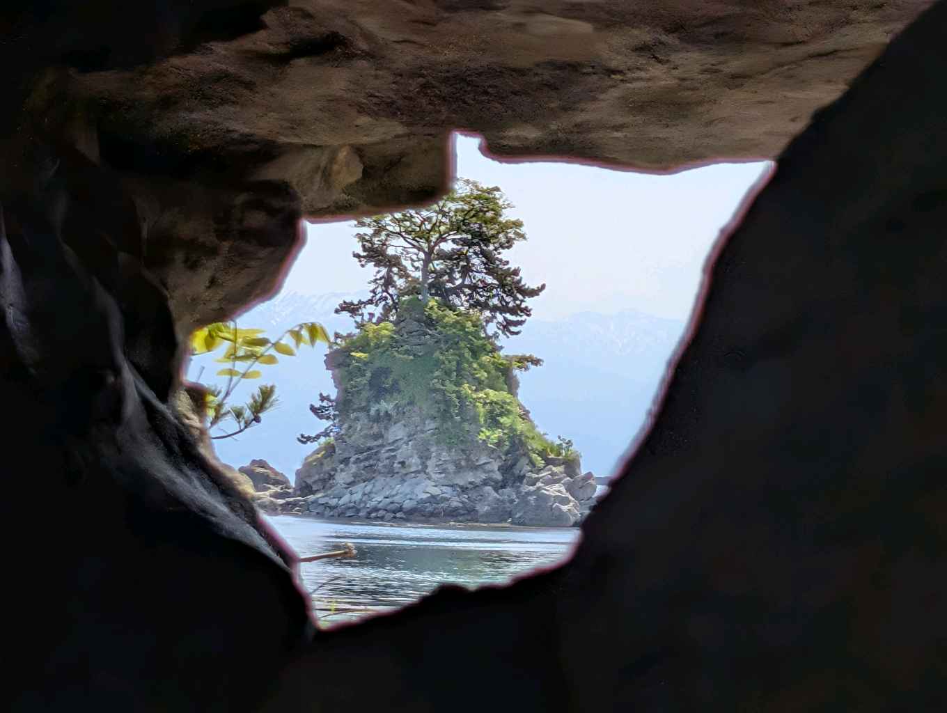 雨晴海岸 - 富山湾越しに見える立山連峰！
この日は立山連峰は少し霞んでいたけど、それでもとっても素敵な眺めだった✨

めちゃくちゃ寒そうだけど、空気の澄んだ冬にまたリベンジしたい！

周囲にあまり駐… - photo 10