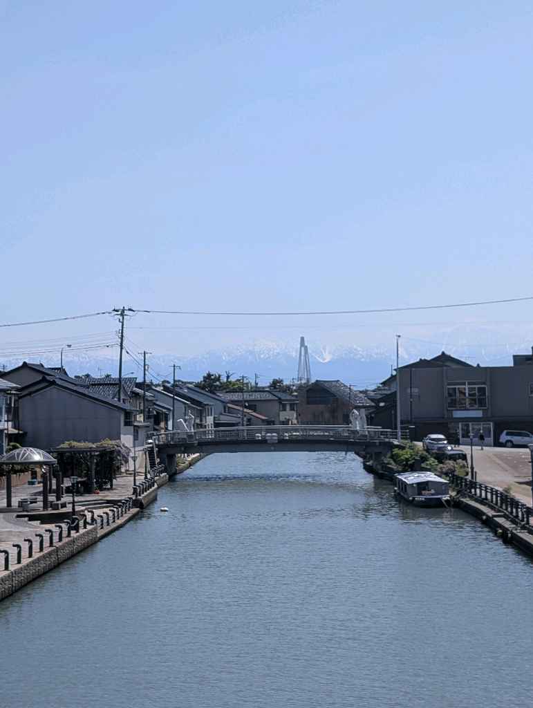 新湊内川エリア - 内川の両岸には漁船が係留され、街並みと奥に見える立山連峰は素敵な眺め
中の橋からの眺めが個人的には好き！

川沿いにはカフェやホテルもあるので、次は泊まって夜の眺めを楽しむのも悪く… - photo 1