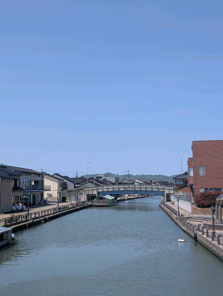 新湊内川エリア - 内川の両岸には漁船が係留され、街並みと奥に見える立山連峰は素敵な眺め
中の橋からの眺めが個人的には好き！

川沿いにはカフェやホテルもあるので、次は泊まって夜の眺めを楽しむのも悪く… - photo 2