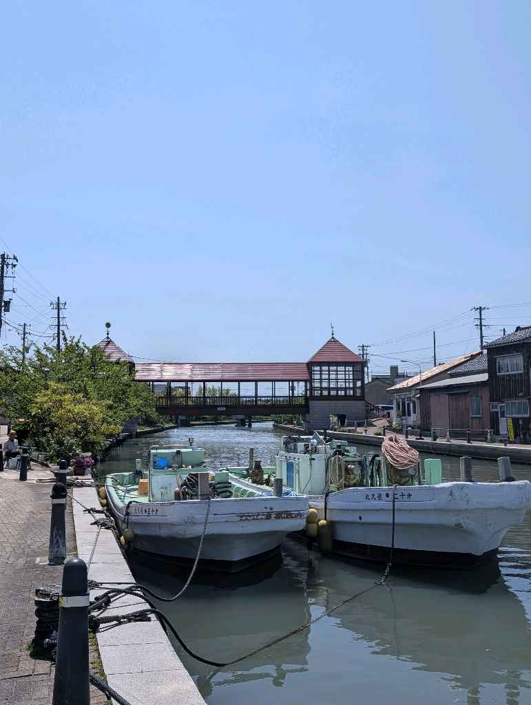 新湊内川エリア - 内川の両岸には漁船が係留され、街並みと奥に見える立山連峰は素敵な眺め
中の橋からの眺めが個人的には好き！

川沿いにはカフェやホテルもあるので、次は泊まって夜の眺めを楽しむのも悪く… - photo 3