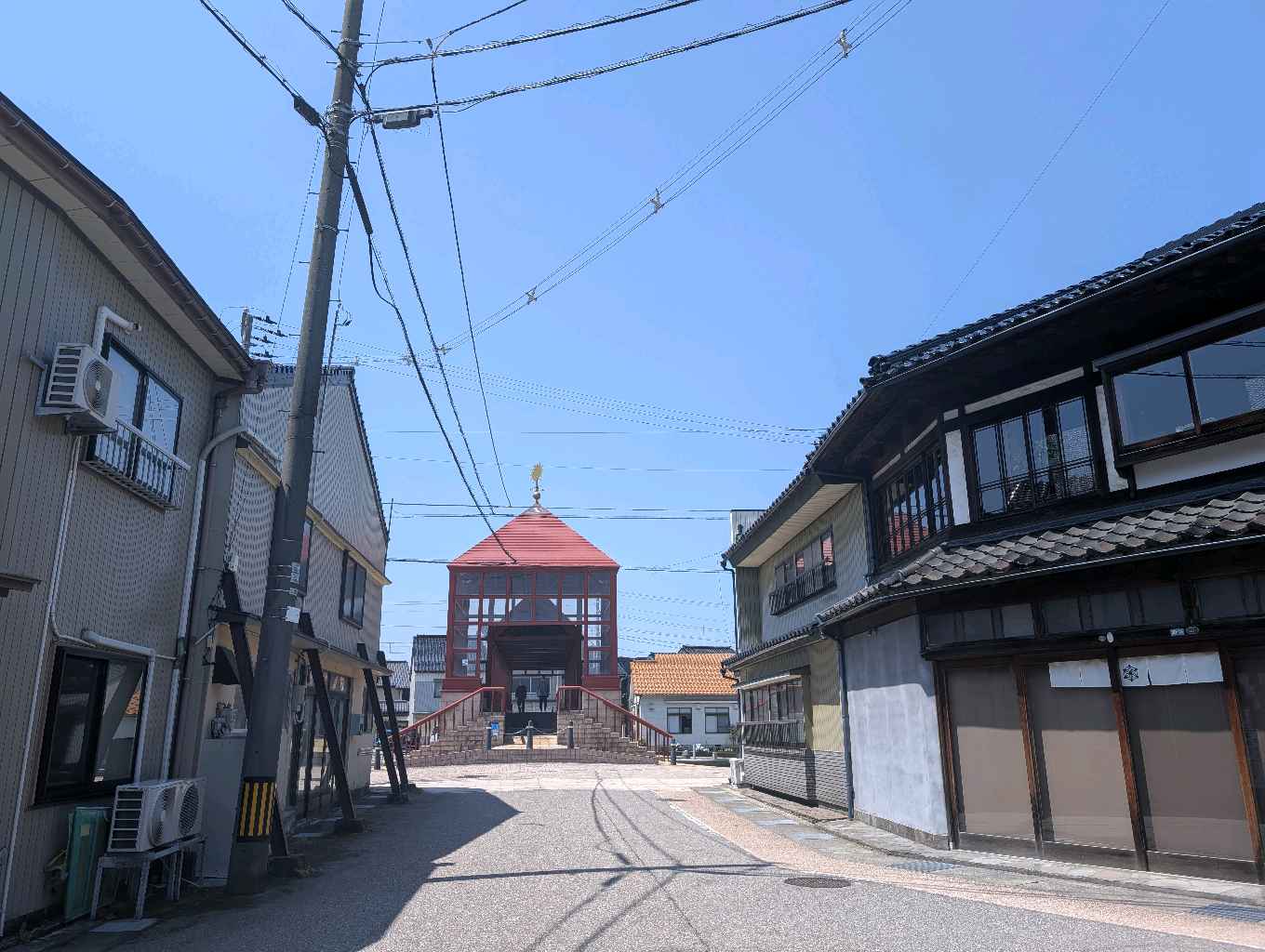 新湊内川エリア - 内川の両岸には漁船が係留され、街並みと奥に見える立山連峰は素敵な眺め
中の橋からの眺めが個人的には好き！

川沿いにはカフェやホテルもあるので、次は泊まって夜の眺めを楽しむのも悪く… - photo 6