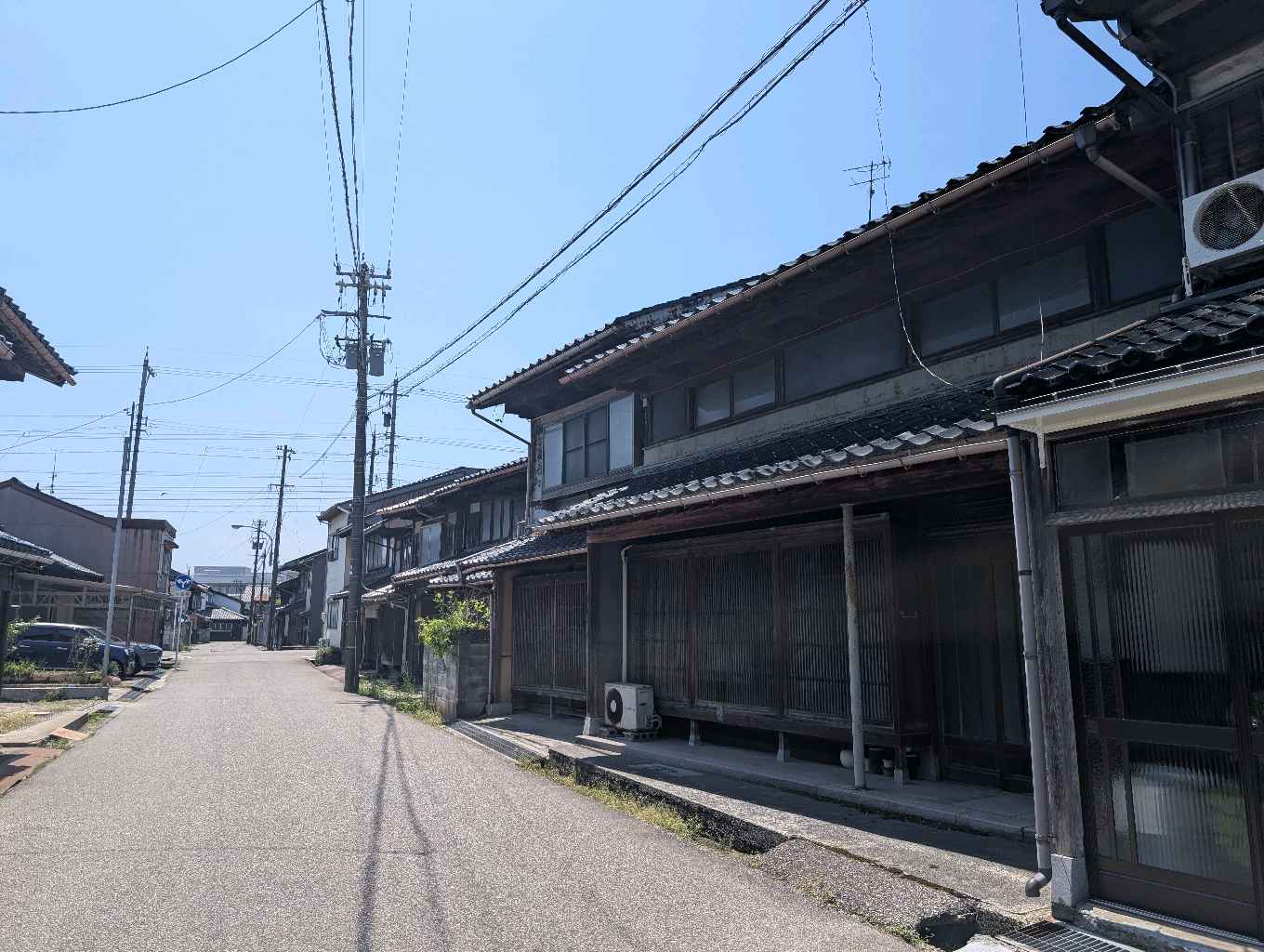 新湊内川エリア - 内川の両岸には漁船が係留され、街並みと奥に見える立山連峰は素敵な眺め
中の橋からの眺めが個人的には好き！

川沿いにはカフェやホテルもあるので、次は泊まって夜の眺めを楽しむのも悪く… - photo 7