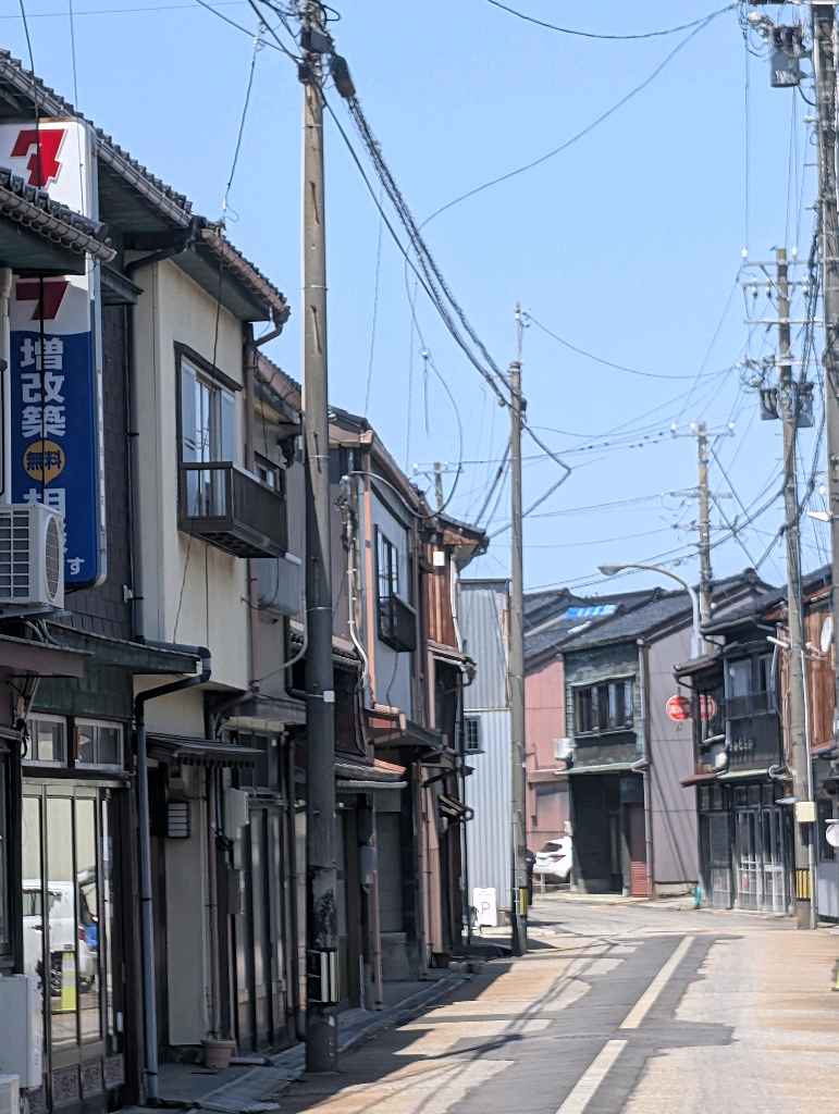 新湊内川エリア - 内川の両岸には漁船が係留され、街並みと奥に見える立山連峰は素敵な眺め
中の橋からの眺めが個人的には好き！

川沿いにはカフェやホテルもあるので、次は泊まって夜の眺めを楽しむのも悪く… - photo 9