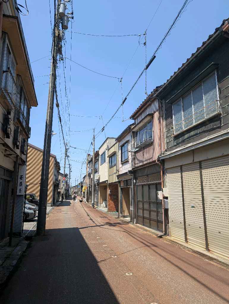 新湊内川エリア - 内川の両岸には漁船が係留され、街並みと奥に見える立山連峰は素敵な眺め
中の橋からの眺めが個人的には好き！

川沿いにはカフェやホテルもあるので、次は泊まって夜の眺めを楽しむのも悪く… - photo 10