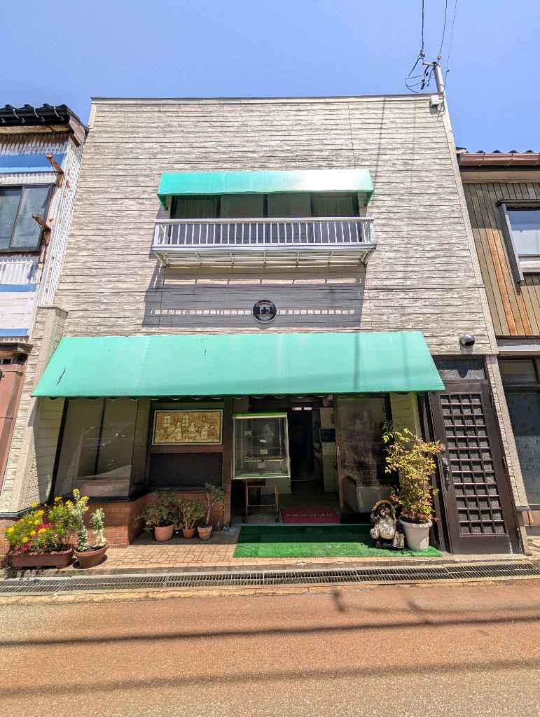 みやとや製パン - レトロなパン屋さん
今どき100円前後でパンが買えるなんて無いよね...
私はリングドーナツ、友人はきな粉揚げパンを頂きました✨懐かしい味！
富山はきな粉が緑なんだねー新鮮！ - photo 1