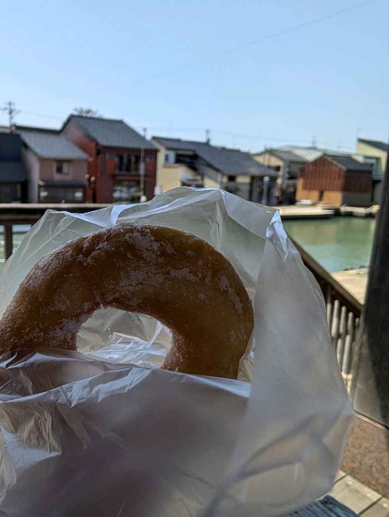 みやとや製パン - レトロなパン屋さん
今どき100円前後でパンが買えるなんて無いよね...
私はリングドーナツ、友人はきな粉揚げパンを頂きました✨懐かしい味！
富山はきな粉が緑なんだねー新鮮！ - photo 2
