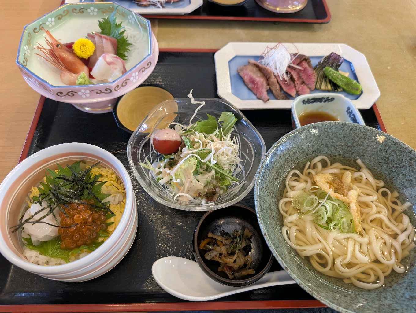 食処　海み屋 - きときと食堂が並びすぎてて（待ち30組超え）こちらへ

きときと食堂はウェイティングリストのシステムが導入されていて、QRコードが表示されたレシートが出るのであと何人待ちか分かるのは… - photo 2