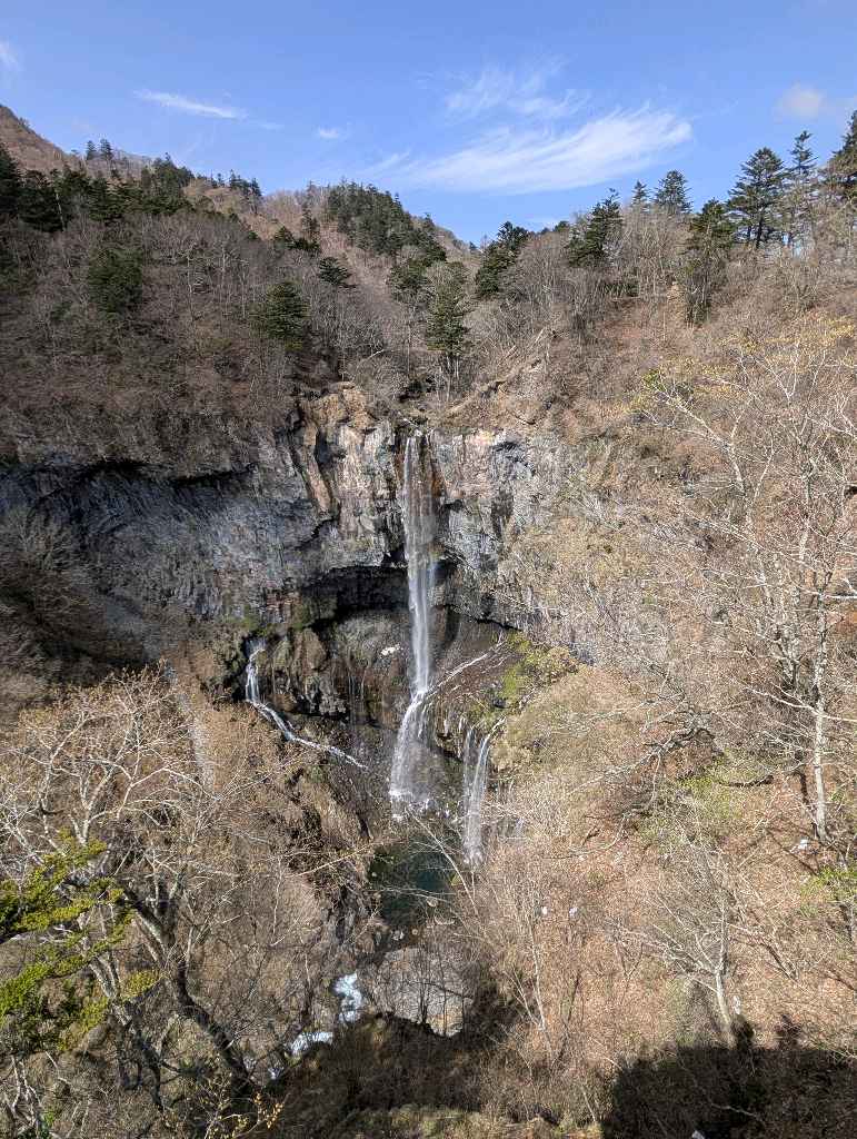 華厳滝 - 無料エリアだと上から鑑賞、有料エリアへは専用エレベーターに乗って100メートル下から滝を鑑賞出来る✨

今年は水不足で水量が少なくてちょっと残念。
水量少ないときは無料エリアだけで十分だな… - photo 3