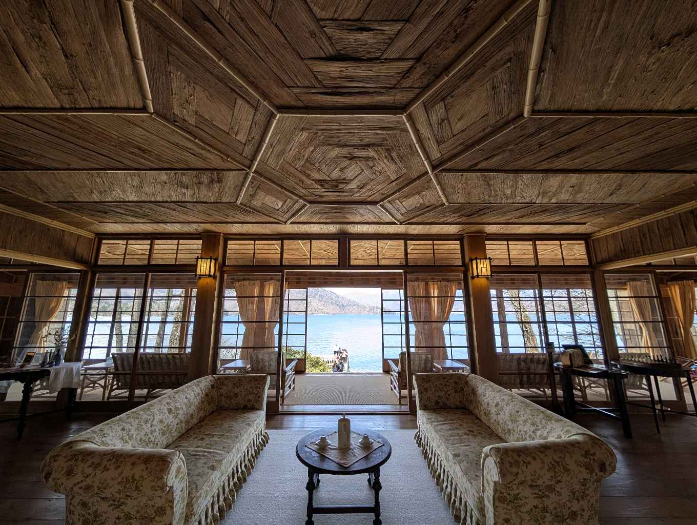 旧イタリア大使館別荘本館と英国大使館別荘記念公園 - イタリア大使館別荘記念館は1928年に建てられ1997年まで歴代の大使に使われてきた建物を出来る限り資材を再利用して復元された建物。木の皮を使用し… - photo 2