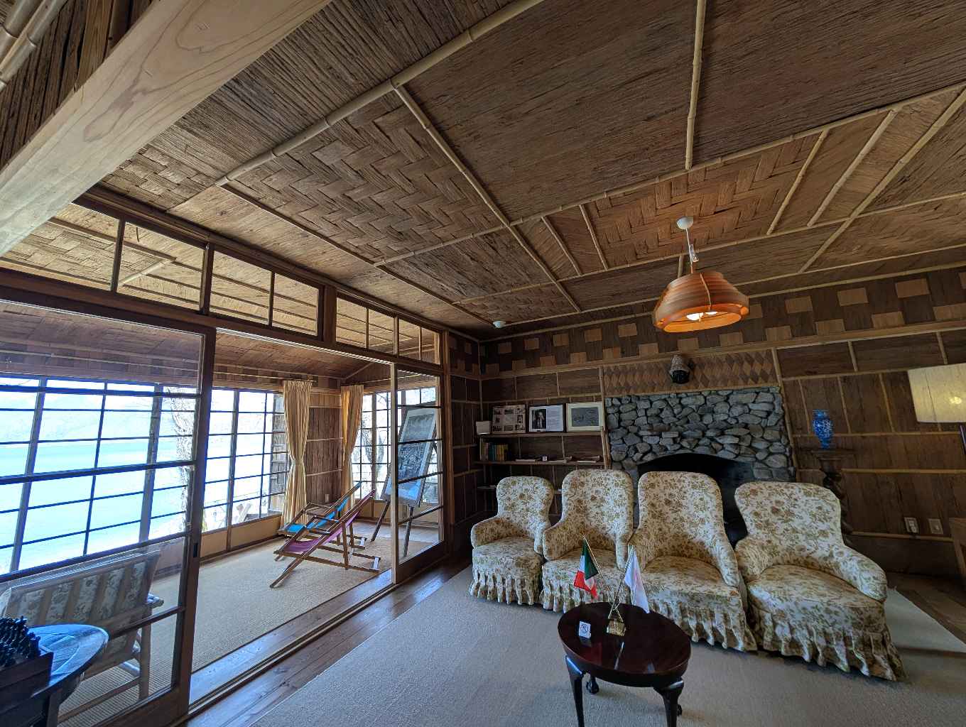 旧イタリア大使館別荘本館と英国大使館別荘記念公園 - イタリア大使館別荘記念館は1928年に建てられ1997年まで歴代の大使に使われてきた建物を出来る限り資材を再利用して復元された建物。木の皮を使用し… - photo 3