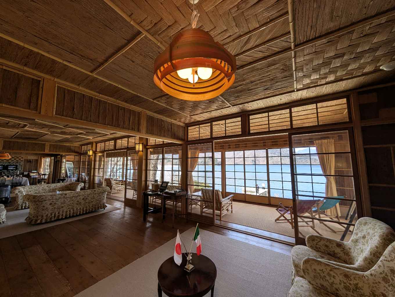 旧イタリア大使館別荘本館と英国大使館別荘記念公園 - イタリア大使館別荘記念館は1928年に建てられ1997年まで歴代の大使に使われてきた建物を出来る限り資材を再利用して復元された建物。木の皮を使用し… - photo 4