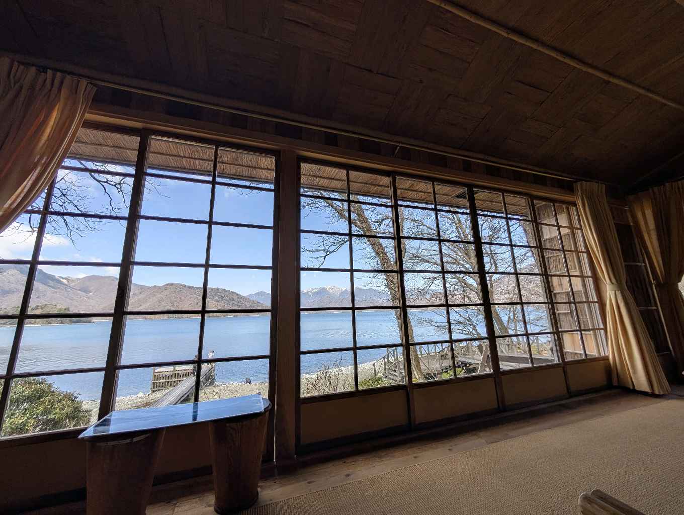 旧イタリア大使館別荘本館と英国大使館別荘記念公園 - イタリア大使館別荘記念館は1928年に建てられ1997年まで歴代の大使に使われてきた建物を出来る限り資材を再利用して復元された建物。木の皮を使用し… - photo 6