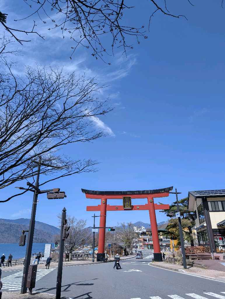 中禅寺湖 - 水が無い！！
通常よりも1メートル程水位が下がっていて、桟橋もむき出し。それでも大きな湖！

中禅寺湖クルーズは水位低下に伴って船の駅中禅寺からの一周コースのみとなってたので要注意 - photo 1