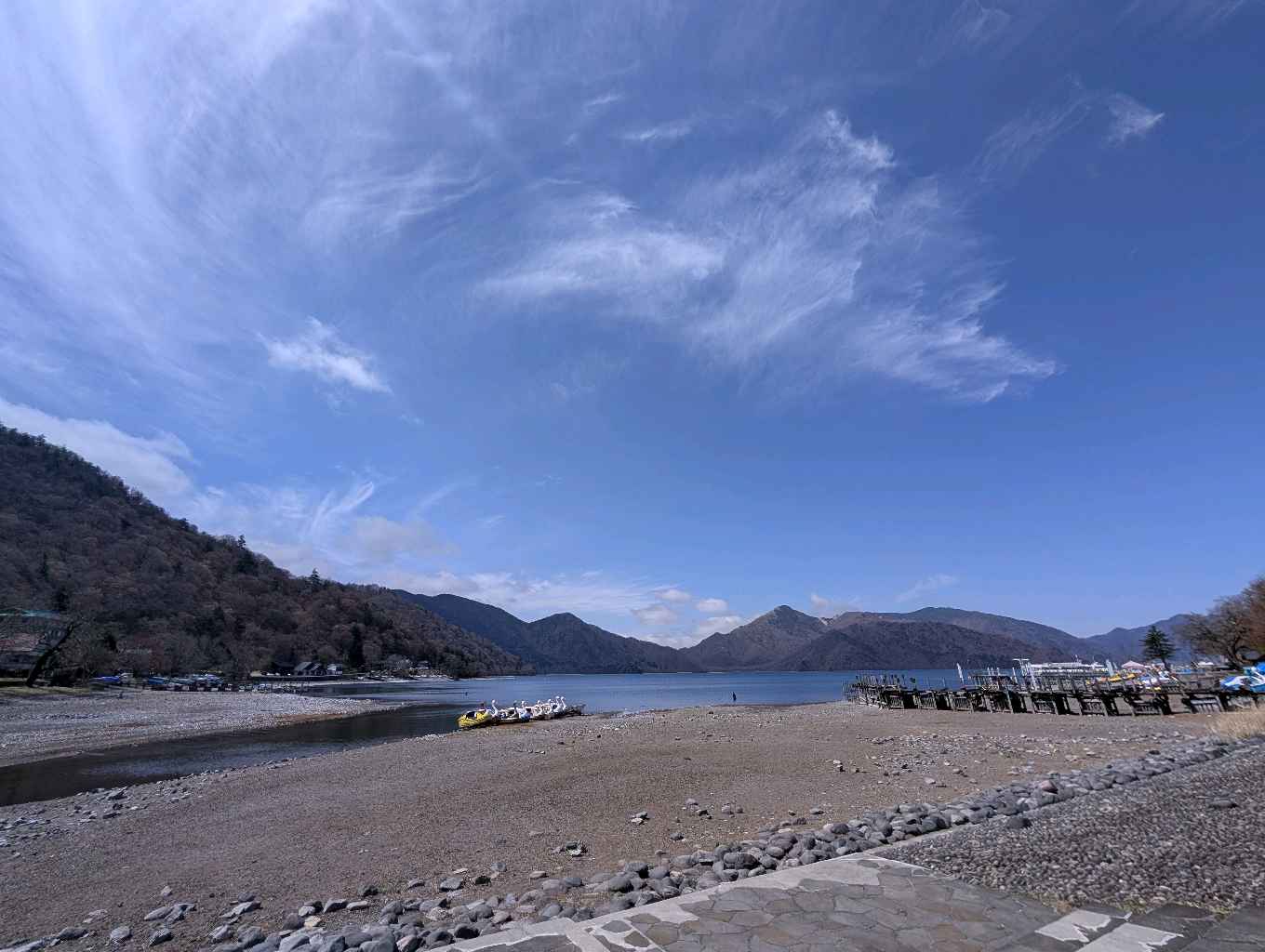 中禅寺湖 - 水が無い！！
通常よりも1メートル程水位が下がっていて、桟橋もむき出し。それでも大きな湖！

中禅寺湖クルーズは水位低下に伴って船の駅中禅寺からの一周コースのみとなってたので要注意 - photo 2