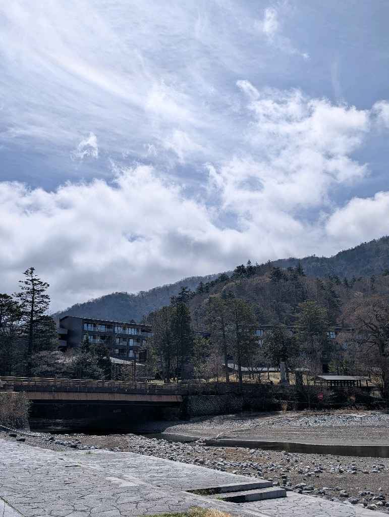 中禅寺湖 - 水が無い！！
通常よりも1メートル程水位が下がっていて、桟橋もむき出し。それでも大きな湖！

中禅寺湖クルーズは水位低下に伴って船の駅中禅寺からの一周コースのみとなってたので要注意 - photo 3