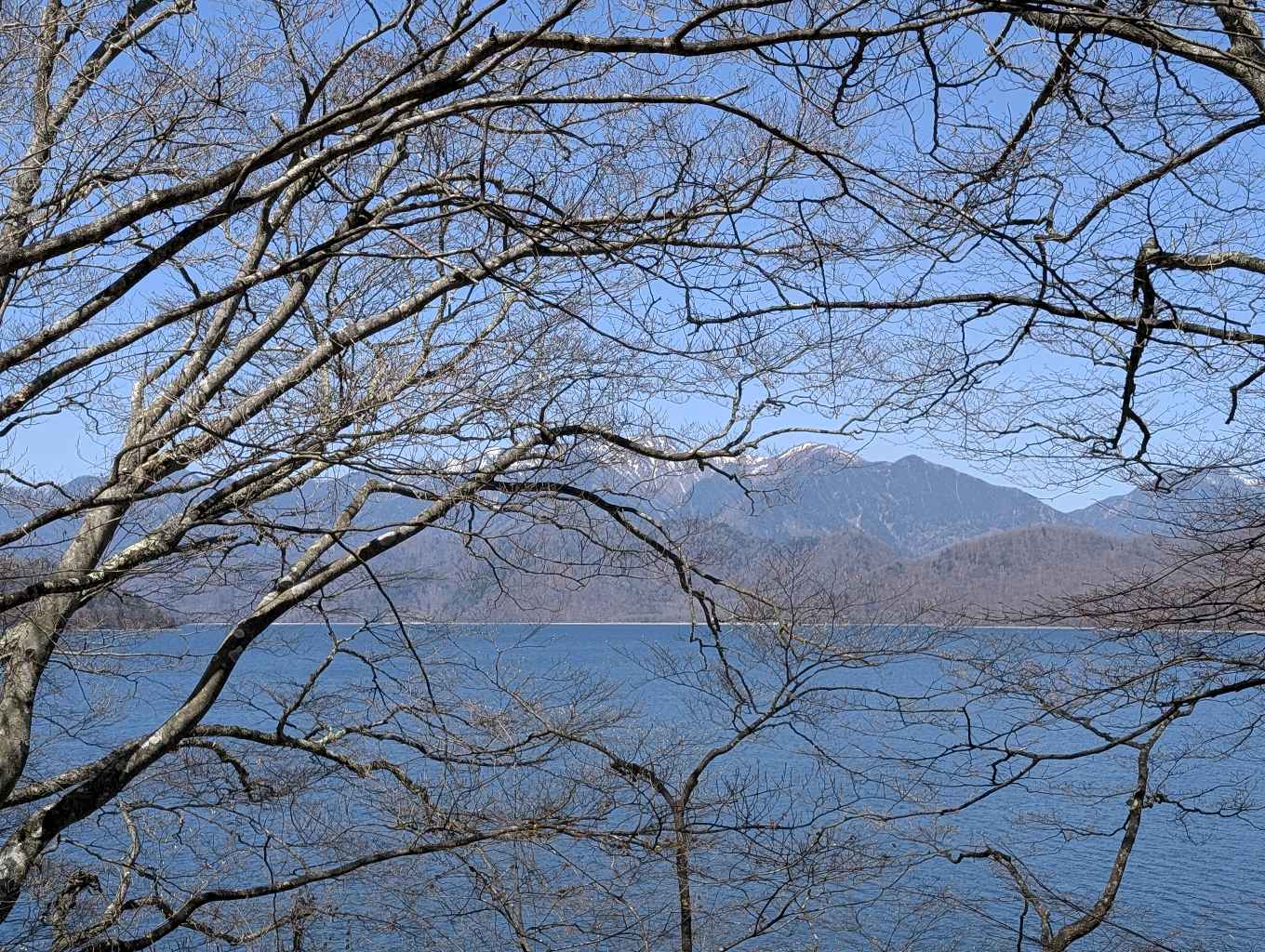 中禅寺湖 - 水が無い！！
通常よりも1メートル程水位が下がっていて、桟橋もむき出し。それでも大きな湖！

中禅寺湖クルーズは水位低下に伴って船の駅中禅寺からの一周コースのみとなってたので要注意 - photo 4