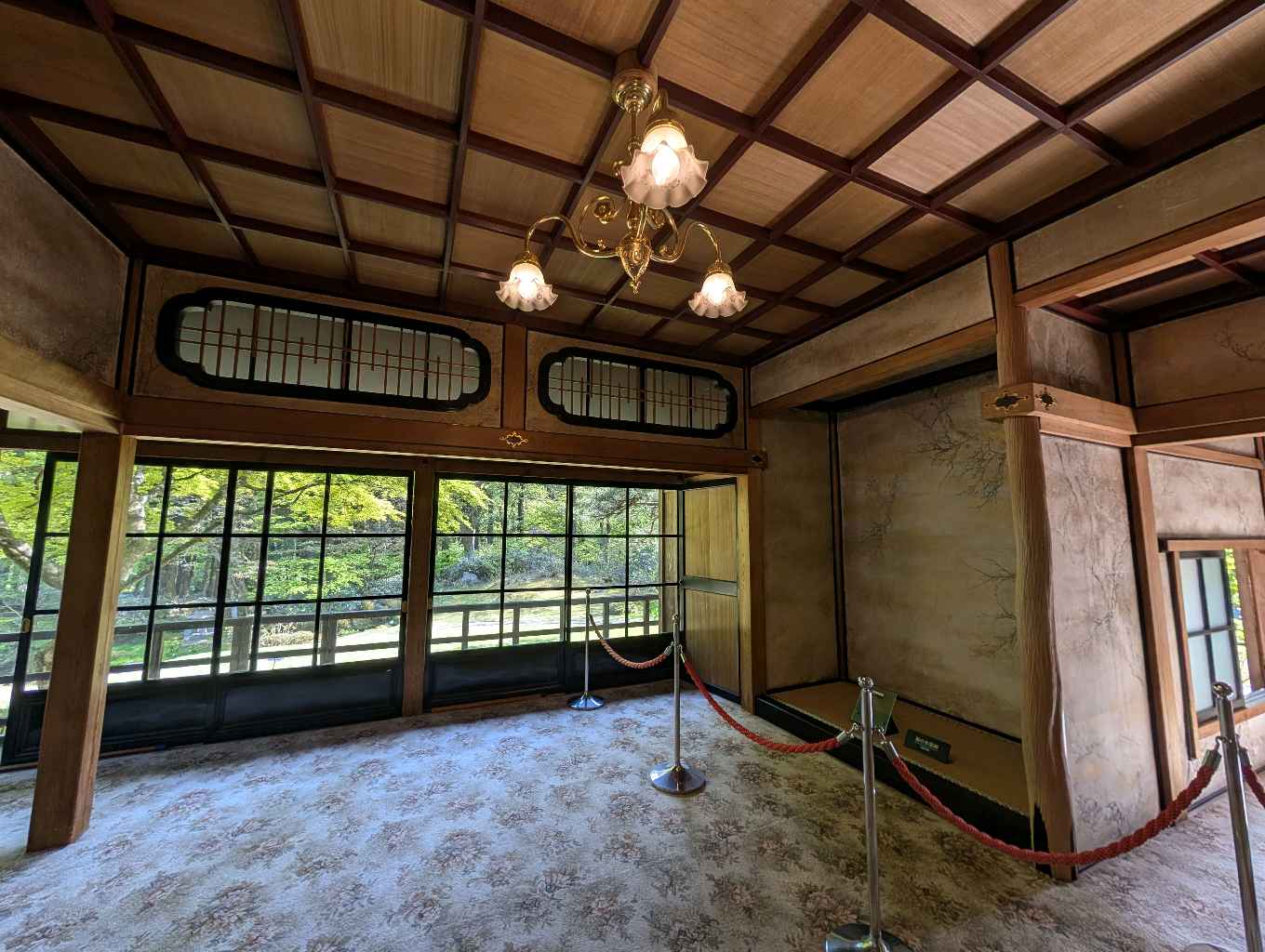 日光田母沢御用邸記念公園 - 東照宮近くにある大正天皇のご静養地田母沢御用邸。元々は日光出身の銀行家小林年保の別邸に旧紀州徳川家江戸中屋敷の1部を移築し、その他は新築された建物

普段は非公開の御展望… - photo 14