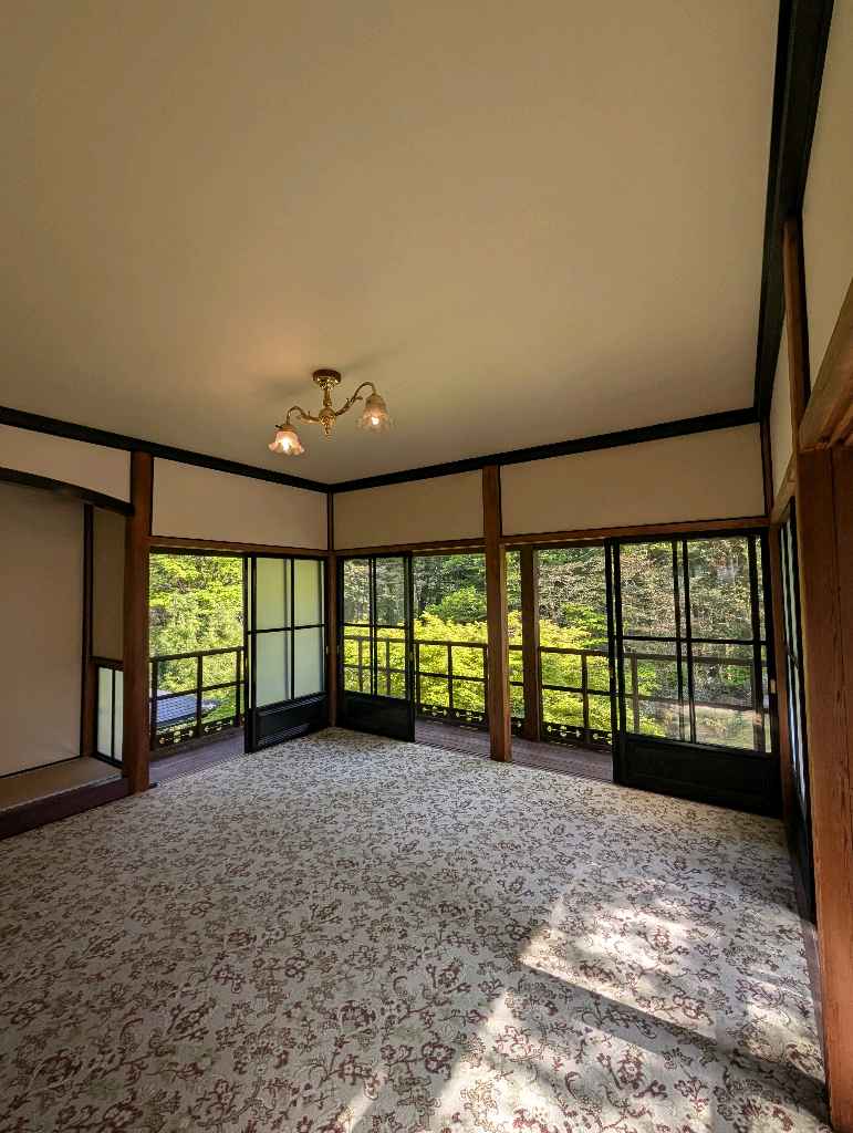 日光田母沢御用邸記念公園 - 東照宮近くにある大正天皇のご静養地田母沢御用邸。元々は日光出身の銀行家小林年保の別邸に旧紀州徳川家江戸中屋敷の1部を移築し、その他は新築された建物

普段は非公開の御展望… - photo 17