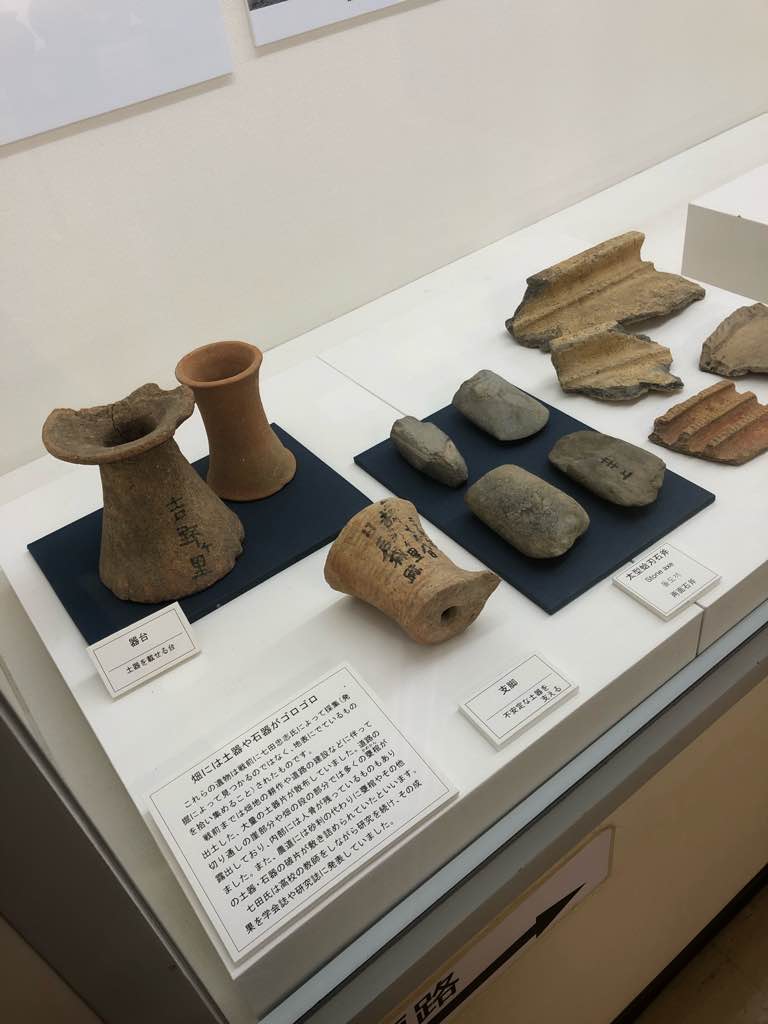 遺物から見えるもの - 昔から吉野ヶ里では、畑に土器や石器がゴロゴロ散乱していたそう。
中には人骨が残っていた甕棺もあったとか　😱

弥生時代中期
青銅器の製作技術が伝来します。
最も古い時期の青銅… - photo 1