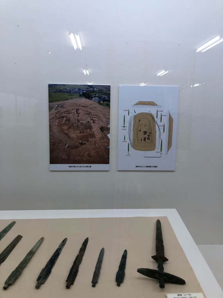 遺物から見えるもの - 昔から吉野ヶ里では、畑に土器や石器がゴロゴロ散乱していたそう。
中には人骨が残っていた甕棺もあったとか　😱

弥生時代中期
青銅器の製作技術が伝来します。
最も古い時期の青銅… - photo 5