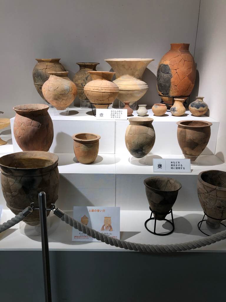 遺物から見えるもの - 昔から吉野ヶ里では、畑に土器や石器がゴロゴロ散乱していたそう。
中には人骨が残っていた甕棺もあったとか　😱

弥生時代中期
青銅器の製作技術が伝来します。
最も古い時期の青銅… - photo 8