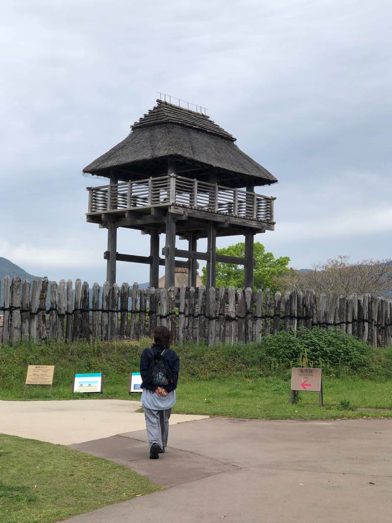 南内郭 - ここは政治を行っていた場所と考えられています。
物見櫓があり、王の竪穴住居や煮炊きに使った建物などがあります。
近くには壕に囲まれた倉庫群もあります。 - photo 2