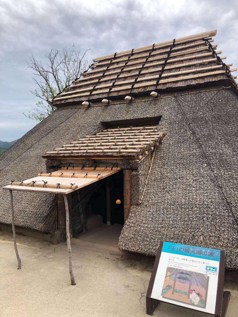 南内郭 - ここは政治を行っていた場所と考えられています。
物見櫓があり、王の竪穴住居や煮炊きに使った建物などがあります。
近くには壕に囲まれた倉庫群もあります。 - photo 8