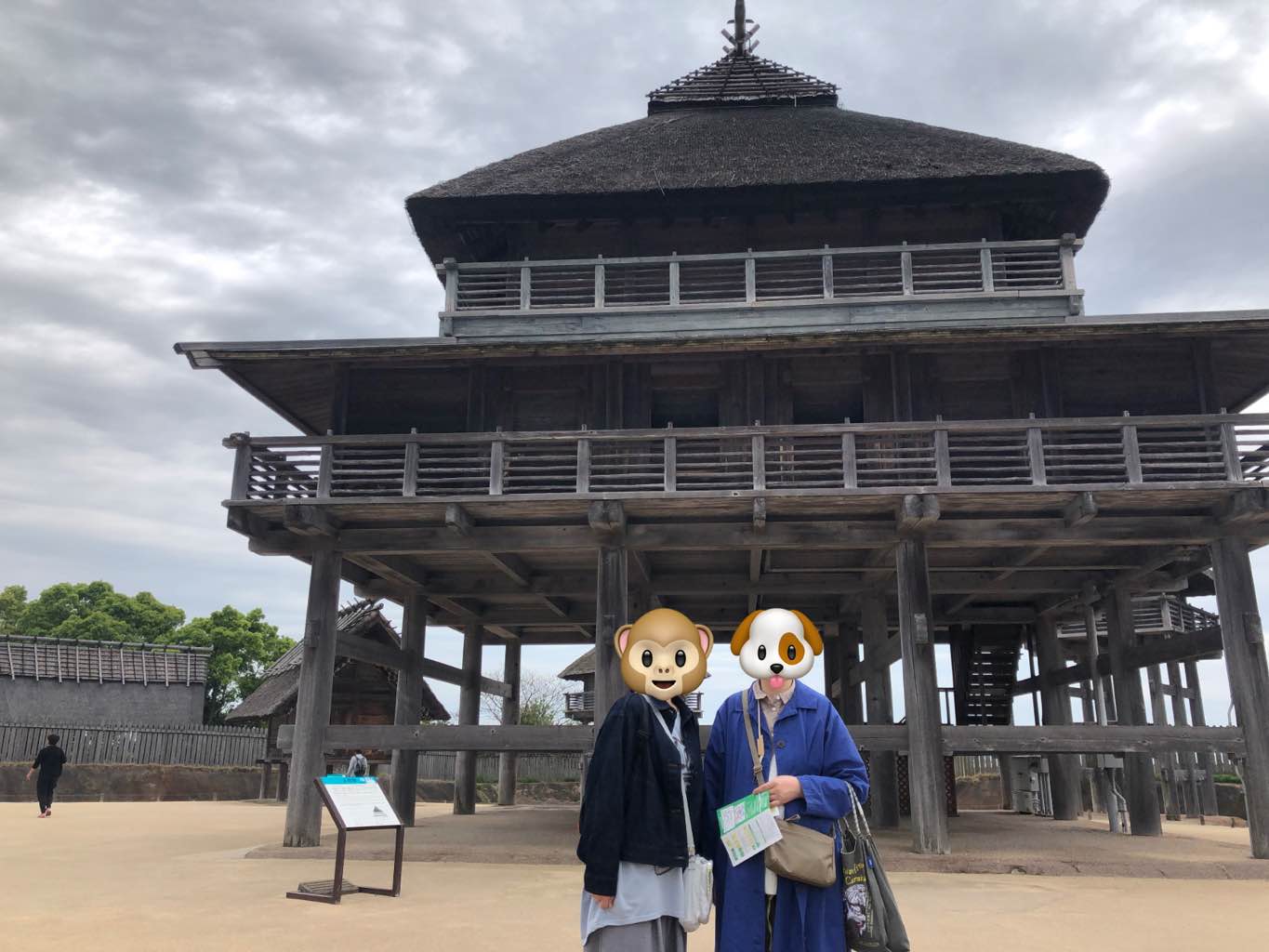 北内郭 - ここには二重の環濠があり、入り口も狭く出入りしにくくなっています。
そして、環濠の中には、巨大な主祭殿やここだけにある高床建物、突出部に物見櫓が並ぶなど
南内郭とは明らかに違う様相です。 - photo 5