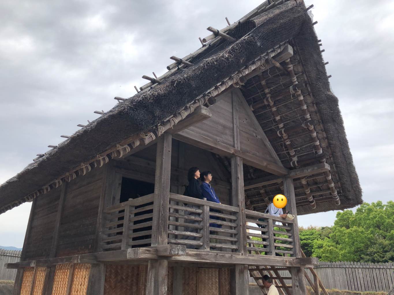 北内郭 - ここには二重の環濠があり、入り口も狭く出入りしにくくなっています。
そして、環濠の中には、巨大な主祭殿やここだけにある高床建物、突出部に物見櫓が並ぶなど
南内郭とは明らかに違う様相です。 - photo 6