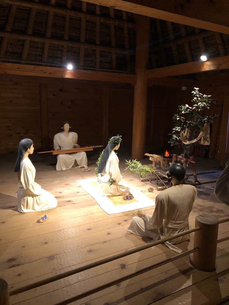 北内郭 - ここには二重の環濠があり、入り口も狭く出入りしにくくなっています。
そして、環濠の中には、巨大な主祭殿やここだけにある高床建物、突出部に物見櫓が並ぶなど
南内郭とは明らかに違う様相です。 - photo 8