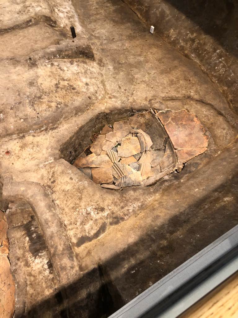 北墳丘墓 - 銅剣がたくさん出土した北墳丘墓
当然、高い位にいた方々のお墓が集まったところです。

一つ一つとても勉強になりました。
墳丘墓と北内郭の主祭殿を結ぶ軸などなど興味は尽きません。　

まだ… - photo 6