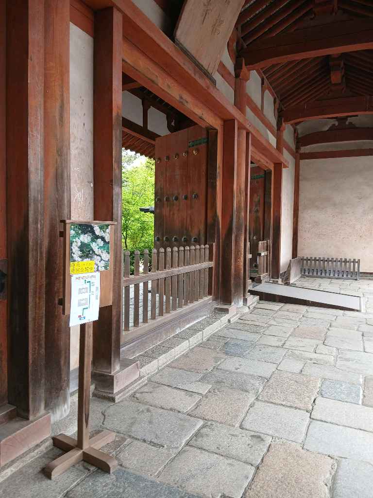 唐招提寺 - 唐招提寺は奈良市にある律宗の総本山で、世界遺産に登録されています。５度の渡航失敗と失明という苦難を乗り越えて来日した唐の高僧・鑑真和上が、７５９年に戒律を学ぶ修行道場として創建しました。… - photo 4